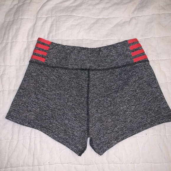 Short exercise shorts - Picture 2 of 3